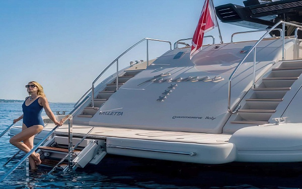 Аренда мега яхты Mangusta 110 Fanamax во Франции